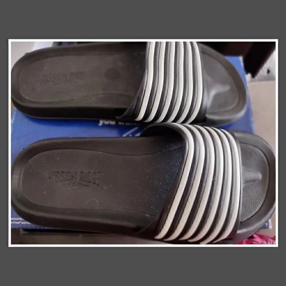 NWOT Men’s Mission Ridge flip-flops size 10-11
